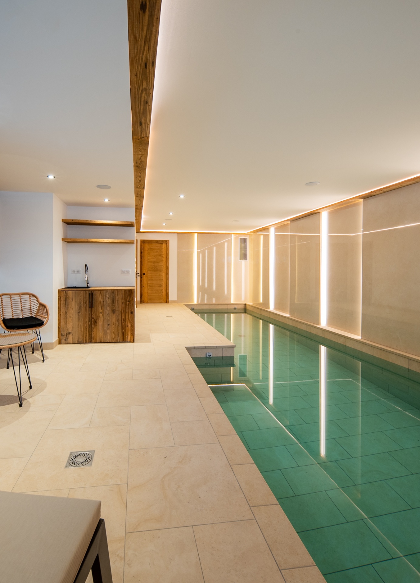 Espace piscine intérieure en bois du Chalet Les Cochettes à Courchevel Le Praz
